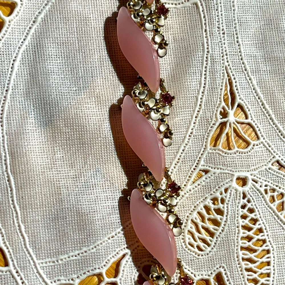Vintage powder pink thermoset choker necklace with flowers and rhinestones - Picture 7 of 9